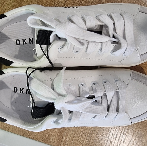 DKNY The Britan Women's size 8.5 Sneakers. BRAND NEW !!!!! - Picture 2 of 4